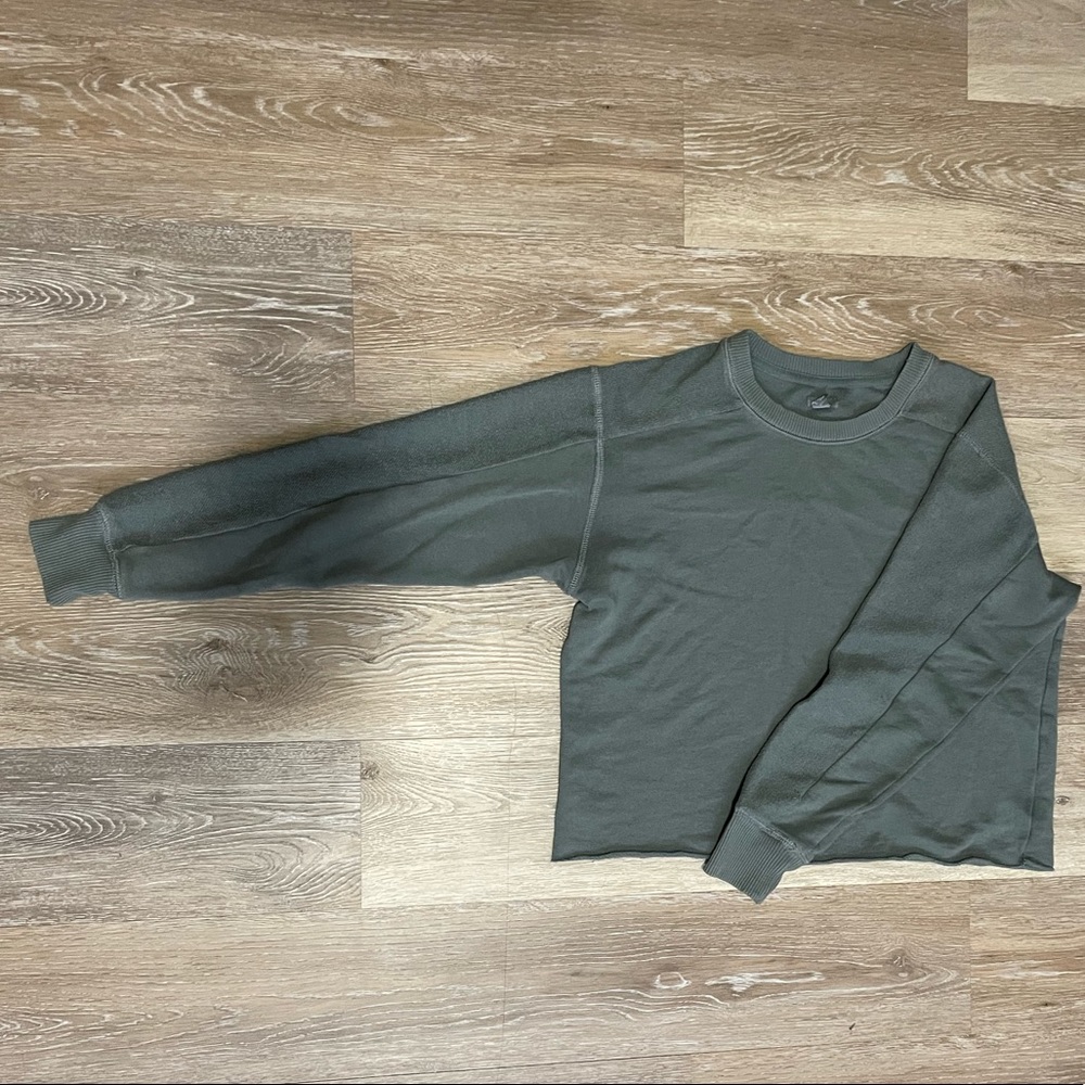 Cropped Arie Crewneck